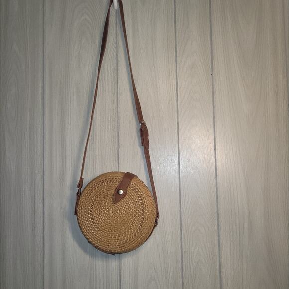 Handwoven Rattan Round Crossbody Handbag Purse Leather Strap & Clasp Wicker - Picture 2 of 6